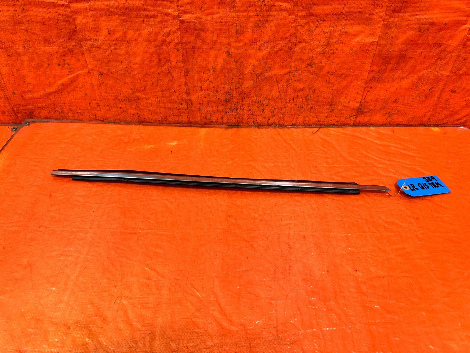09 15 INFINITI G37 CONVERTIBLE   LEFT REAR EXTERIOR WINDOW GLASS TRIM   OEM 3290