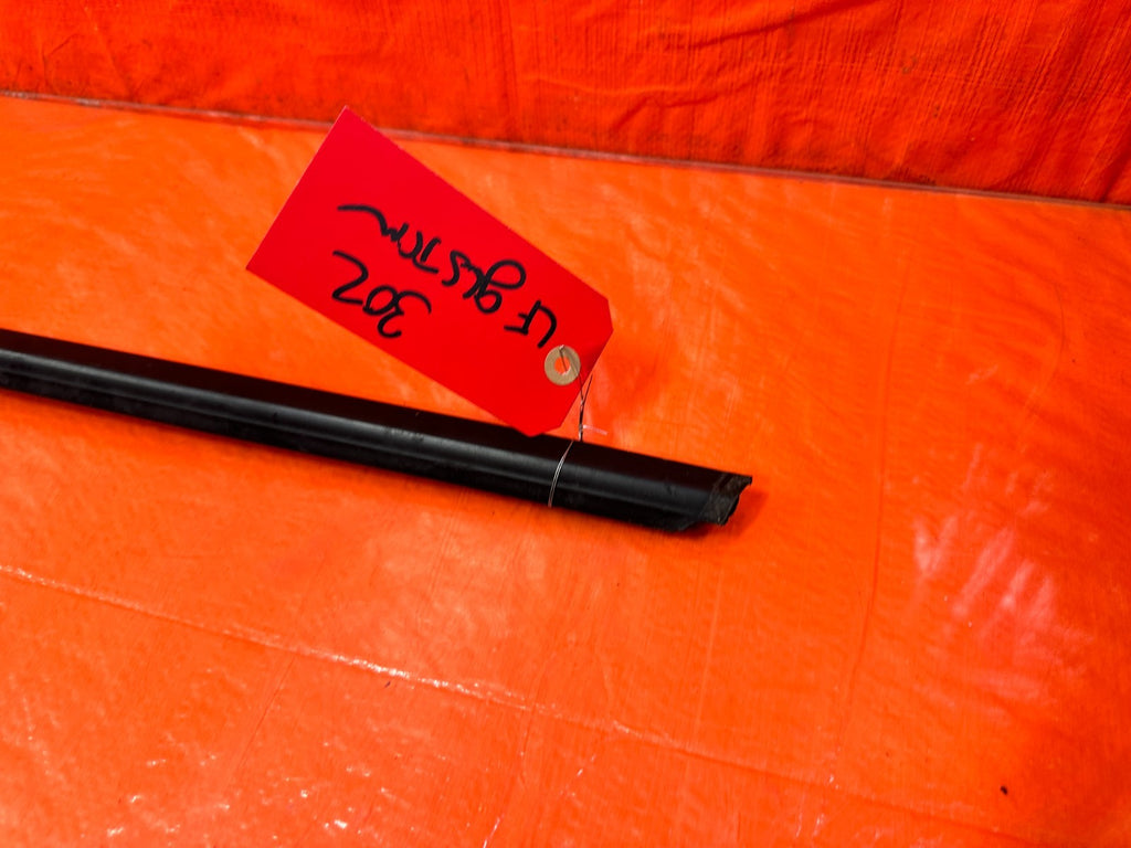 10 16 HYUNDAI GENESIS COUPE   DRIVER LEFT EXTERIOR WINDOW GLASS TRIM   OEM 3022