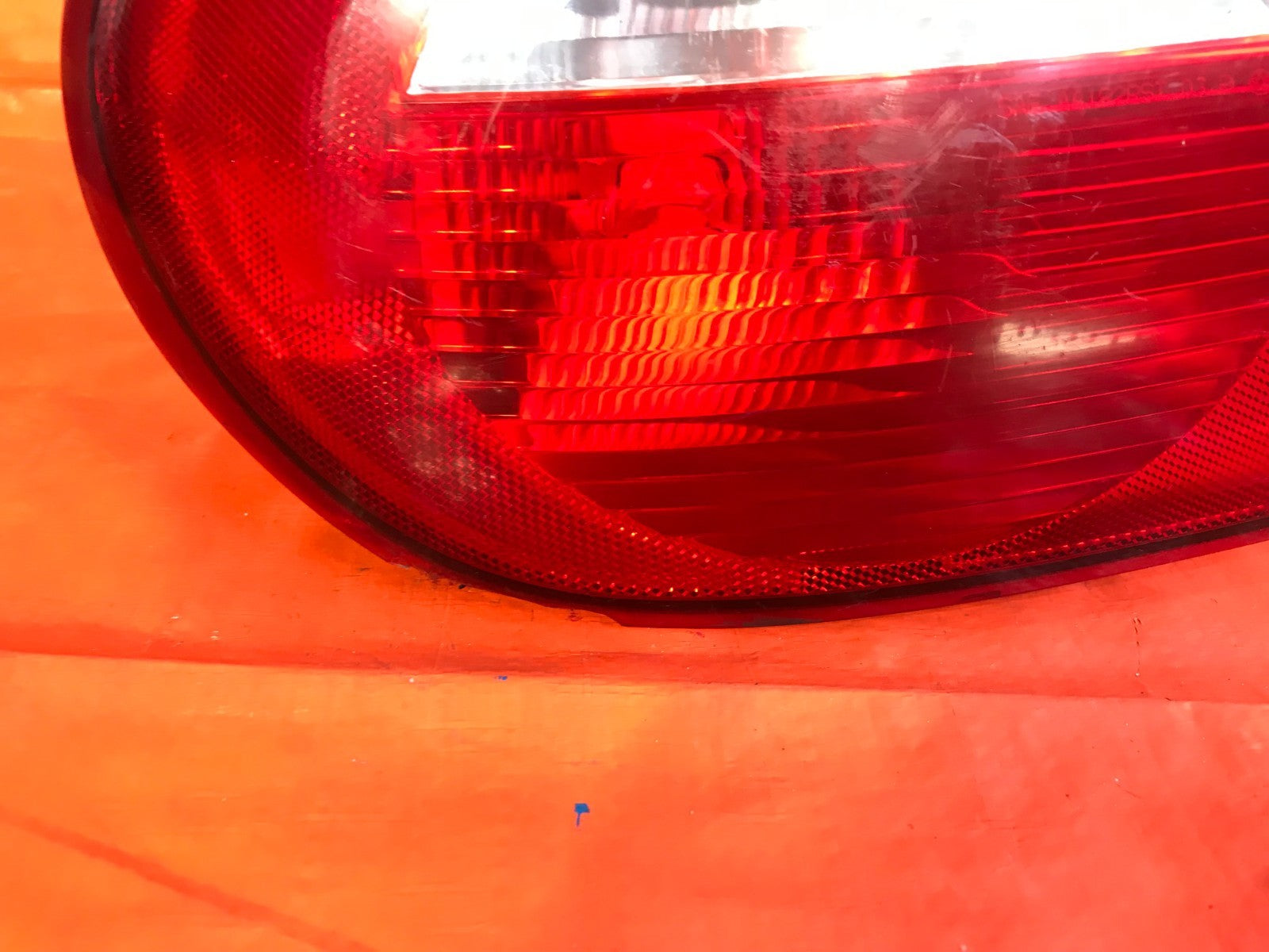 OEM 2004 04 DODGE NEON DRIVER LEFT TAIL LIGHT LAMP L LH   SMALL CHIP2
