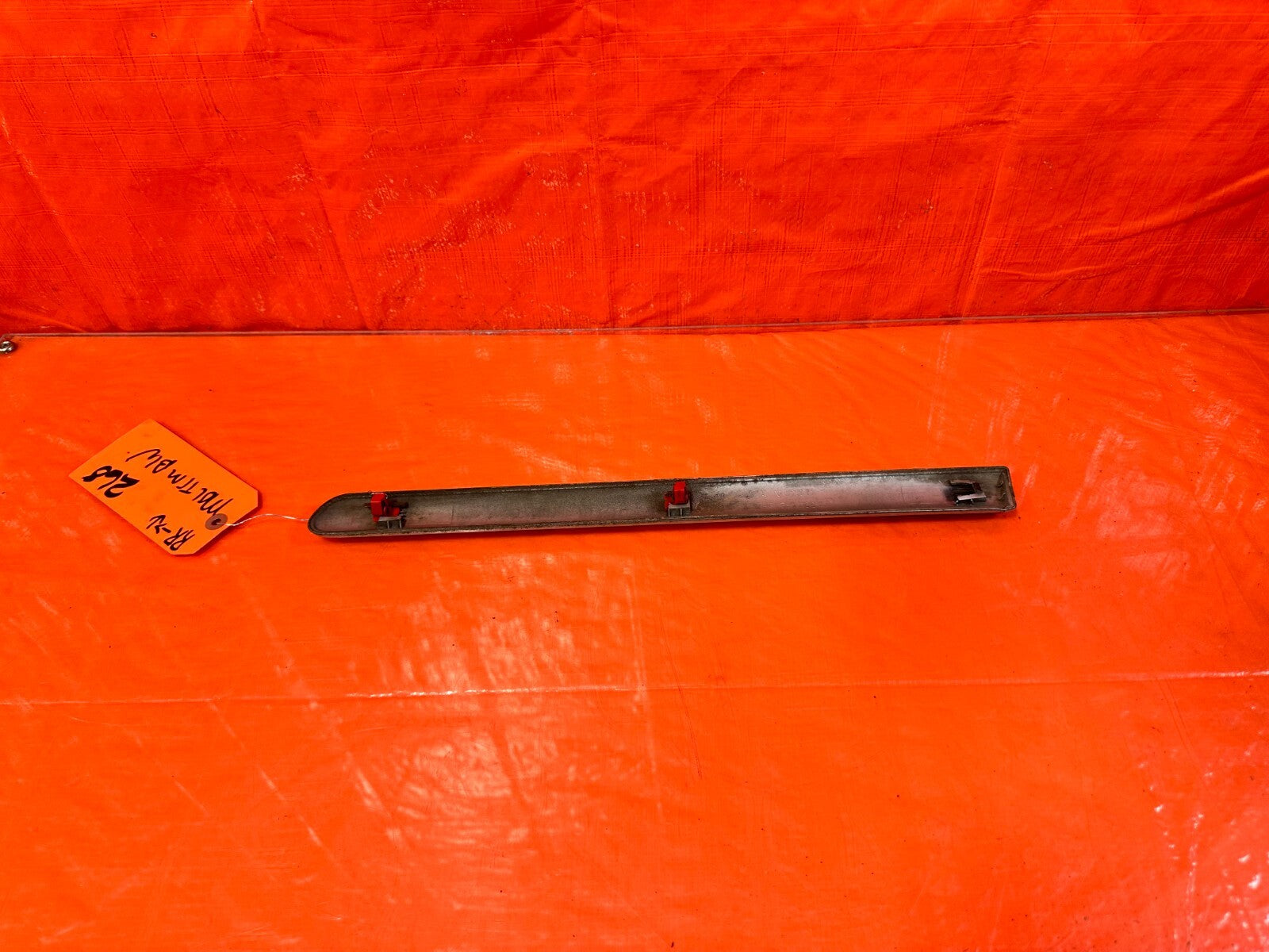 94 01 ACURA INTEGRA 2D   PASSENGER RIGHT REAR QUARTER PANEL SIDE MOLDING OEM 2685