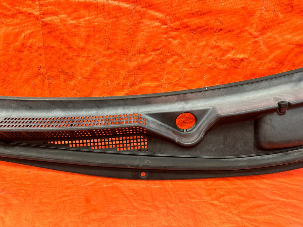 13 16 HYUNDAI GENESIS COUPE   WINDSHIELD WIPER COWL TRIM PLASTIC   OEM 3184