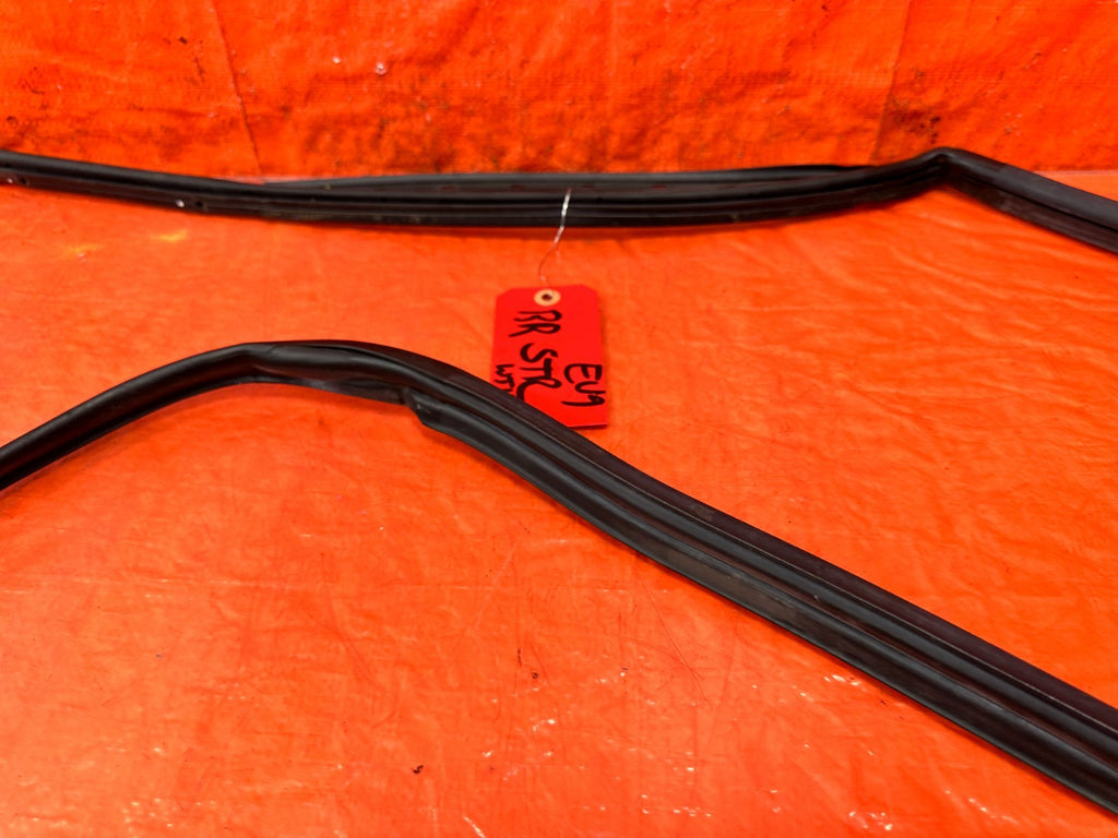 03 05 LANCER EVOLUTION EVO VIII IX 8 9   RIGHT REAR DOOR WEATHER STRIP OEM EV95