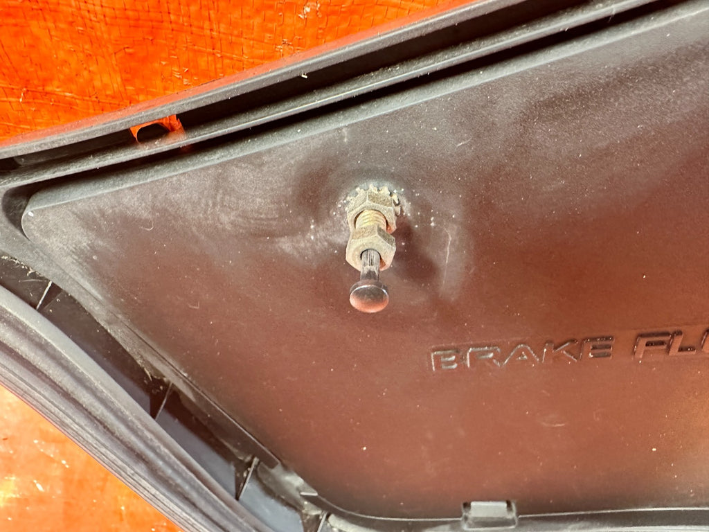 08 15 INFINITI G37 Q60 ENGIEN BAY UNDER THE HOOD BRAKE FLUID COVER TRIM OEM 3285