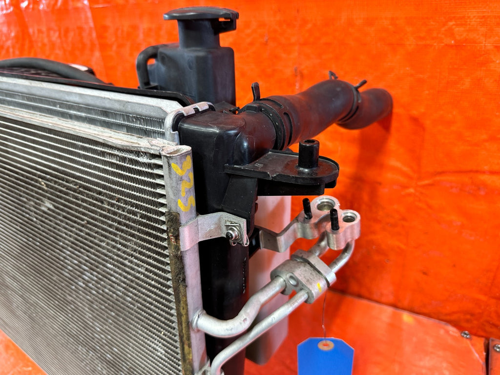 12 14 HYUNDAI GENESIS COUPE BK2 2.0L   RADIATOR W/ BOTH COOLING FANS & TANK 32519