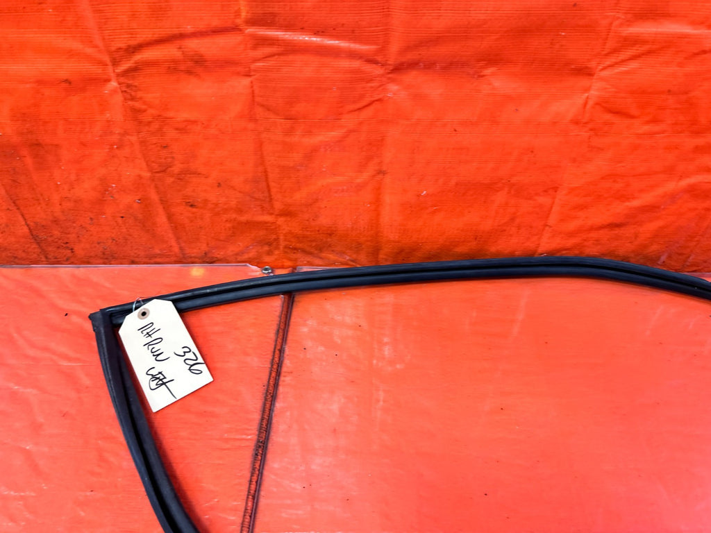 90 91 HONDA CIVIC HATCHBACK   RIGHT DOOR WINDOW GLASS SUB SEAL   OEM 3273