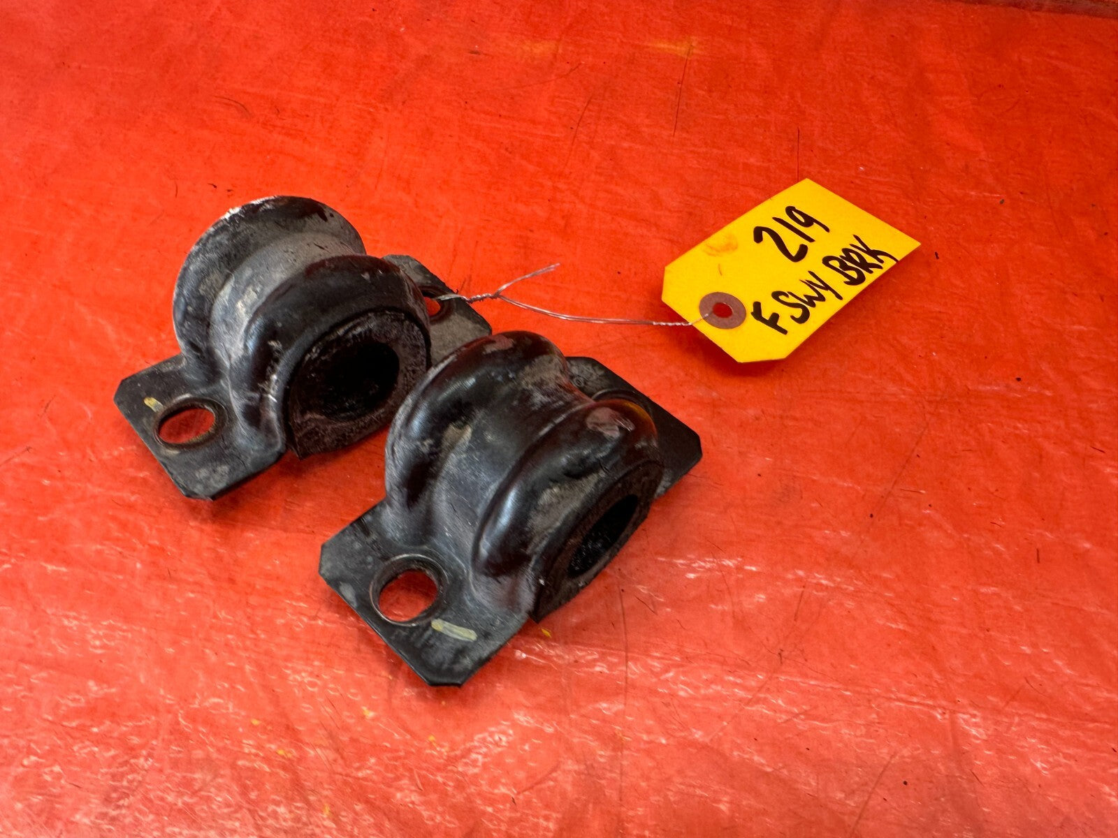 10 16 HYUNDAI GENESIS COUPE   LEFT & RIGHT FRONT SWAY BAR BRACKETS   OEM OE #2192