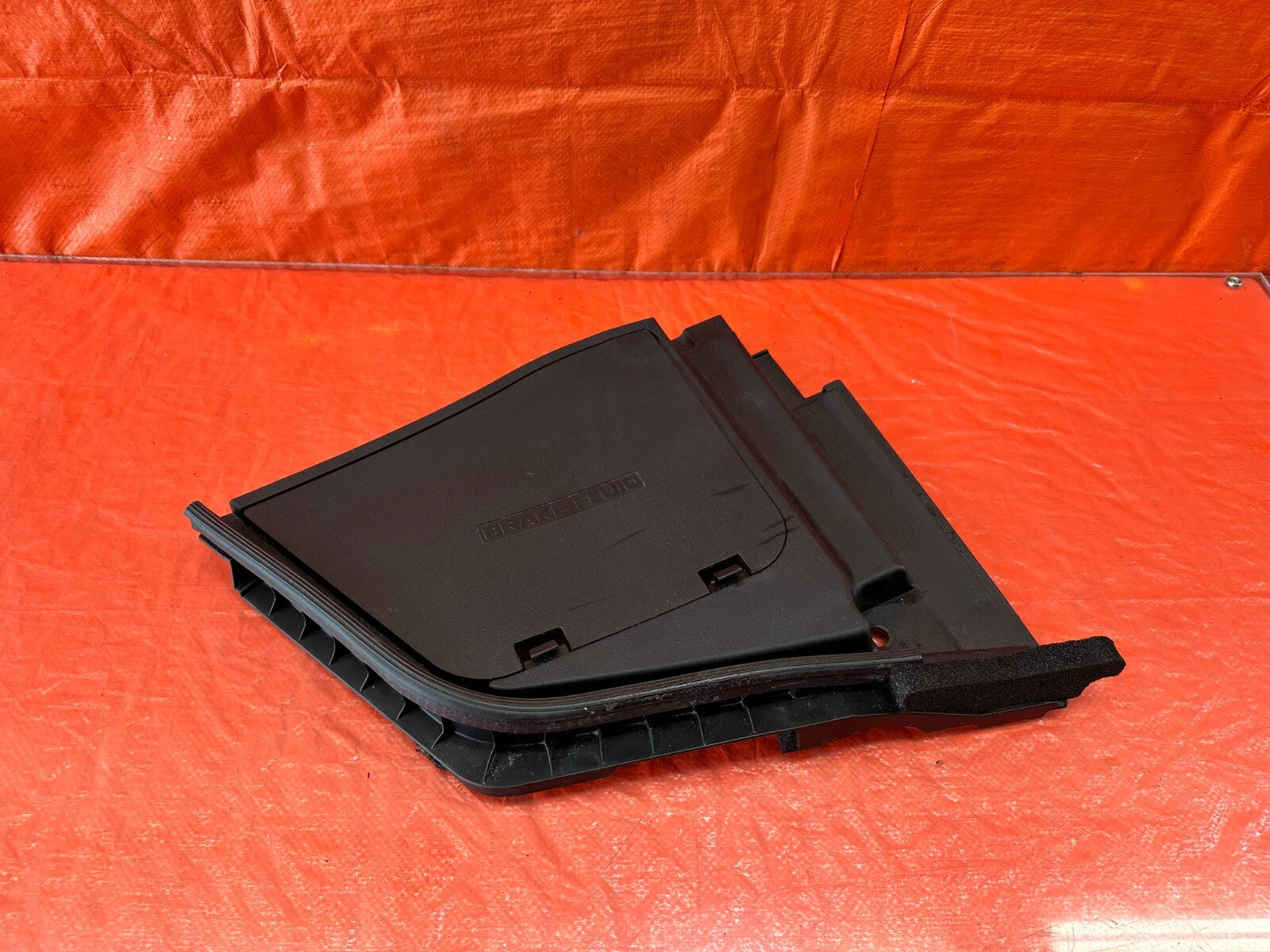 14 20 INFINITI Q50 Q60   BRAKE FLUID UNDER HOOD TRAY FRAME PLASTIC   OEM #2220