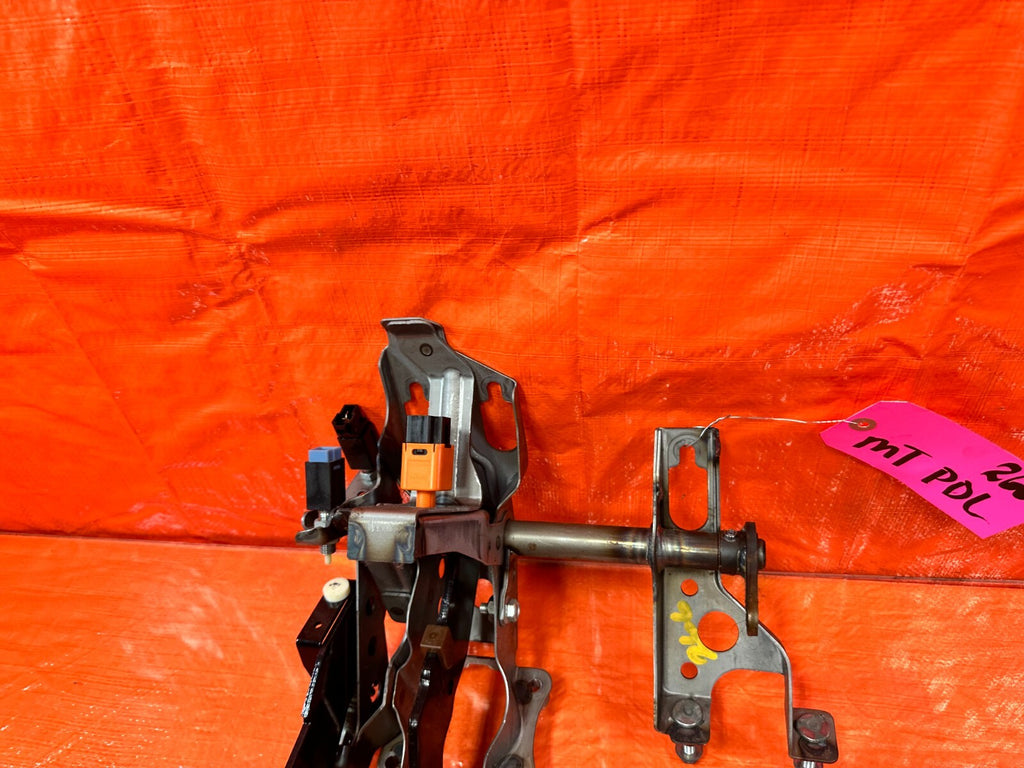 15 21 SUBARU WRX & STI   PEDAL SET   BRAKE & CLUTCH PEDALS   OEM 2665