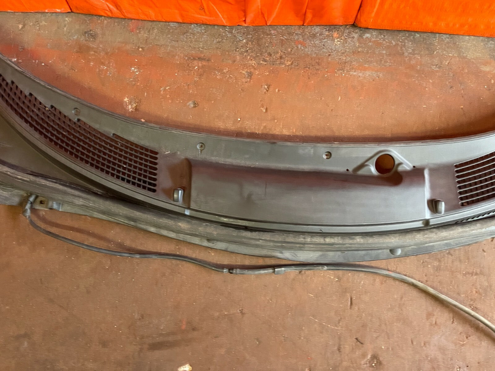 2003 03 TOYOTA CELICA GT & GT S   WINDSHIELD WIPER COWL   55708 20300   OEM OE4