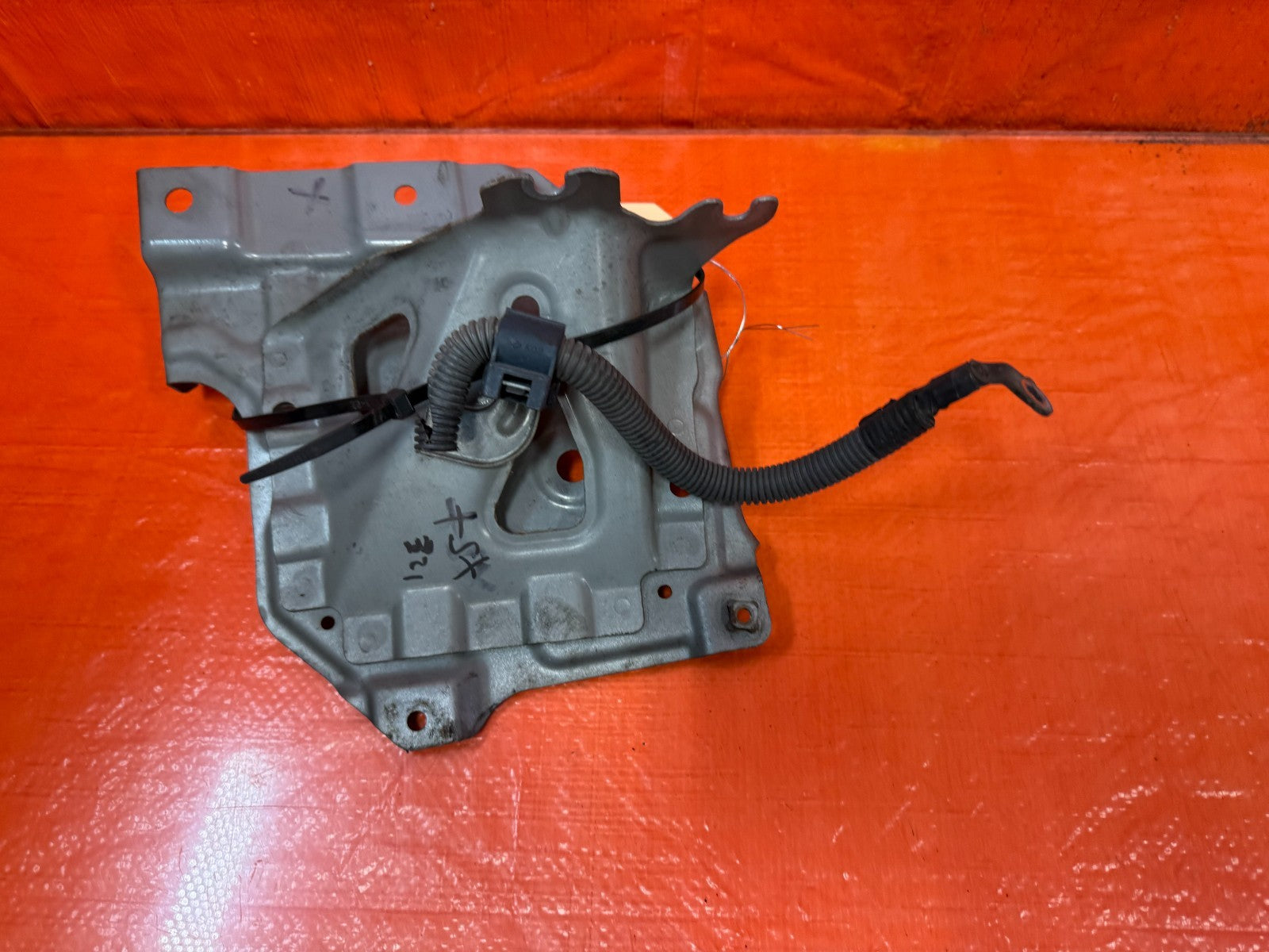 09 14 ACURA TSX   2.4L   BATTERY MOUNTING TRAY BRACKET   OEM FACTORY6