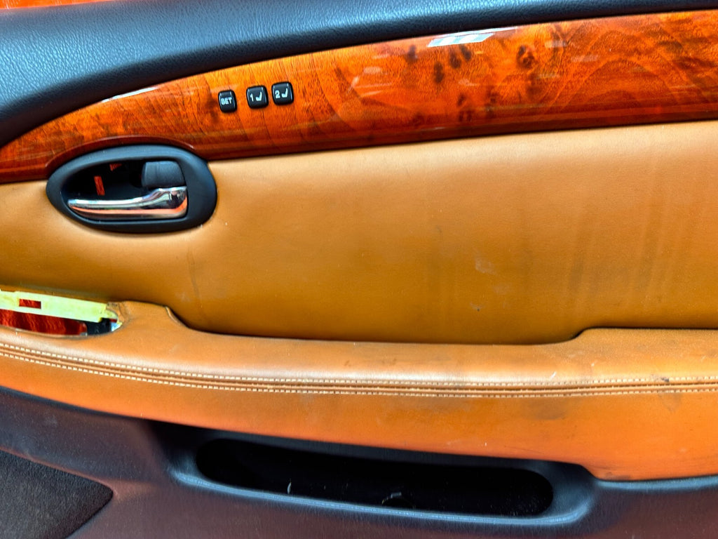 02 05 LEXUS SC430   PASSENGER RIGHT DOOR PANEL   BLACK N PEANUT BUTTER OEM 2889
