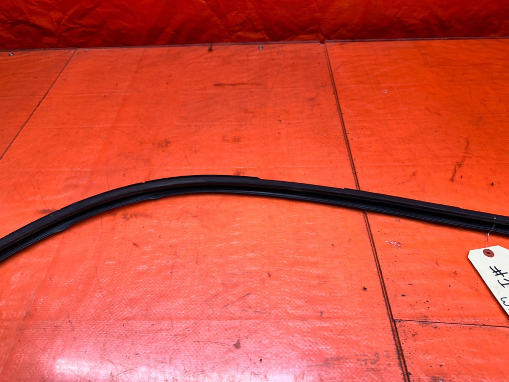 97 01 HONDA PRELUDE 2.2L DRIVER LEFT DOOR WINDOW GLASS MOUNTED SUB SEAL #33610
