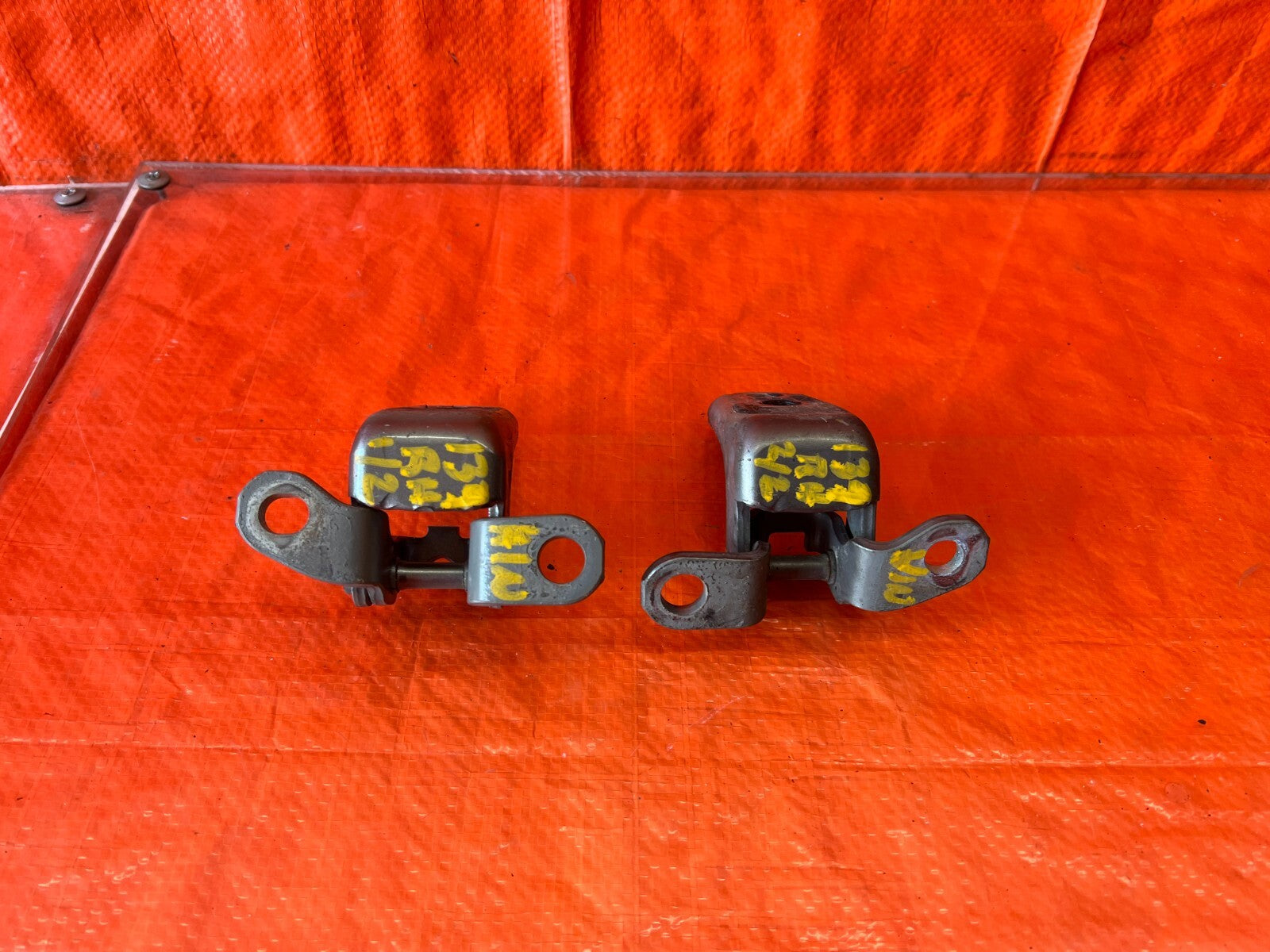 02 06 ACURA RSX   PASSENGER RIGHT FRONT DOOR HINGE SET UPPER LOWER   OEM #1398