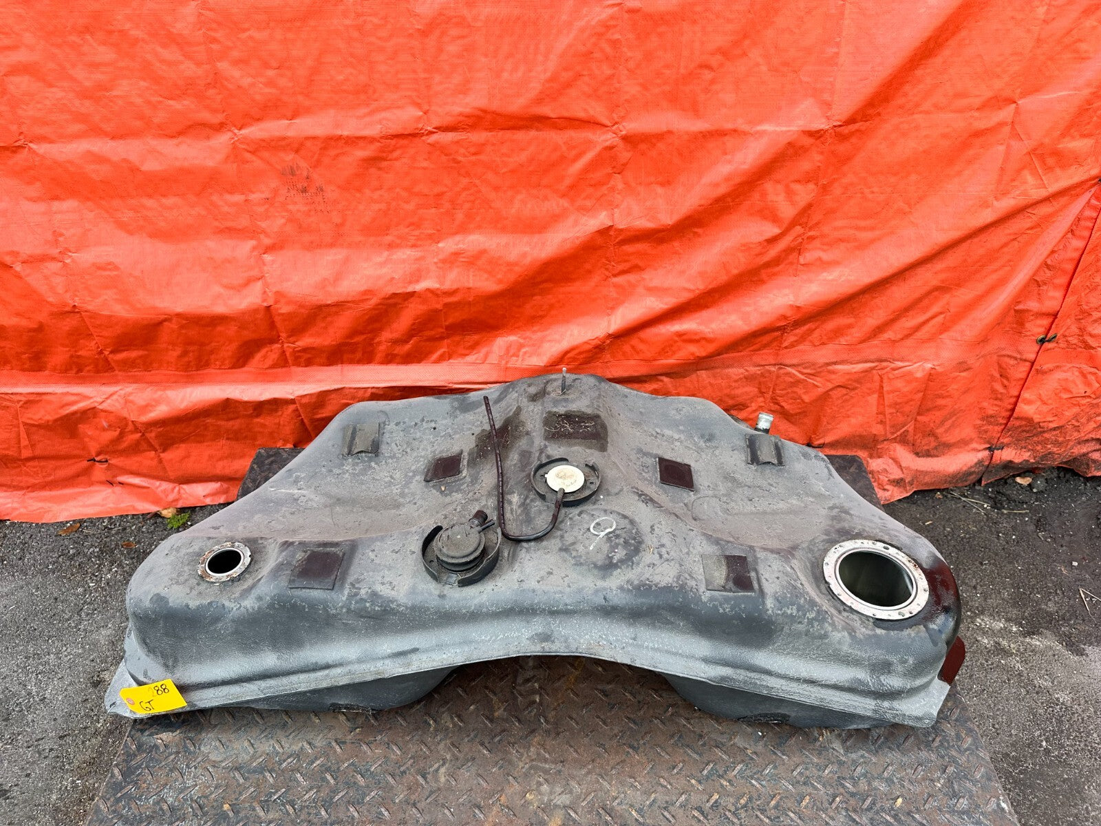 02 05 LEXUS SC430   GASOLINE GAS FUEL TANK ASSEMBLY   FL CAR   NO RUST   OEM 2880