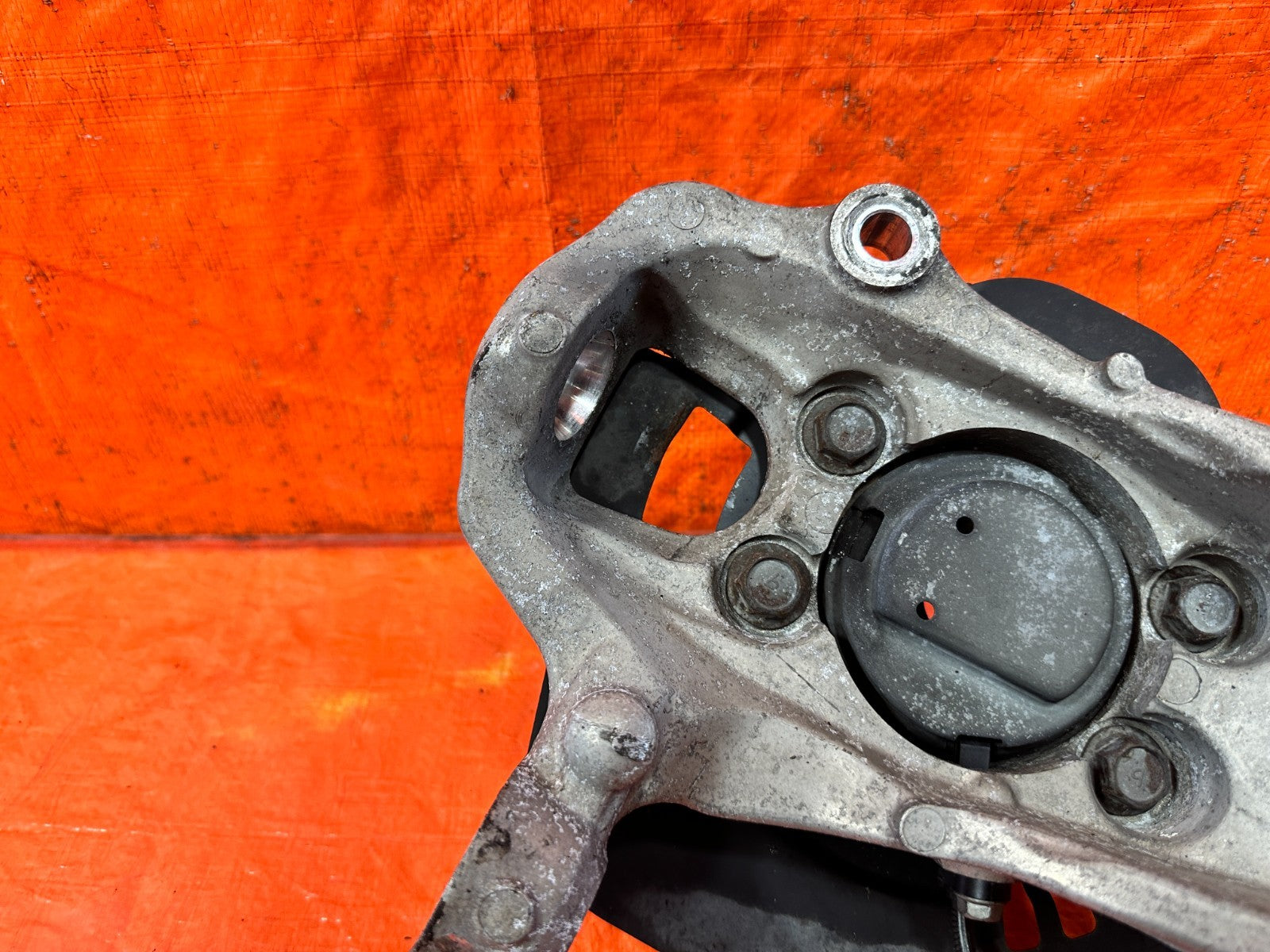 08 15 INFINITI G37 Q60   PASSENGER RIGHT FRONT SPINDLE KNUCKLE HUB   OEM #3289