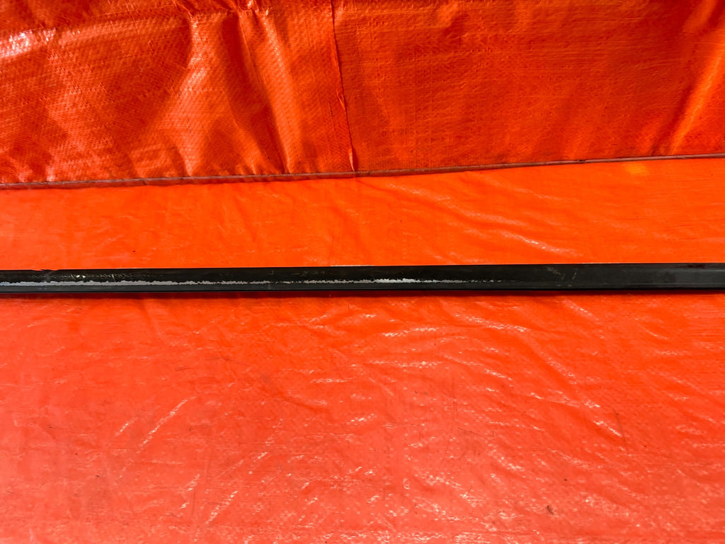 02 05 HONDA CIVIC SI EP3 HATCH   RIGHT FRONT EXTERIOR WINDOW GLASS TRIM OEM #2165
