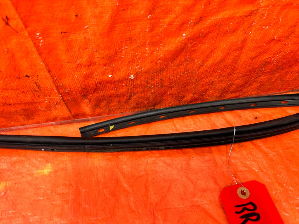 03 05 LANCER EVOLUTION EVO VIII IX 8 9   RIGHT REAR DOOR WEATHER STRIP OEM EV91