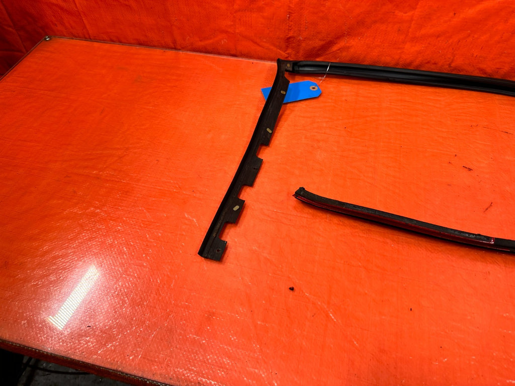 96 00 HONDA CIVIC COUPE   PASSENGER RIGHT WINDOW GLASS SUB SEAL   OEM #3192
