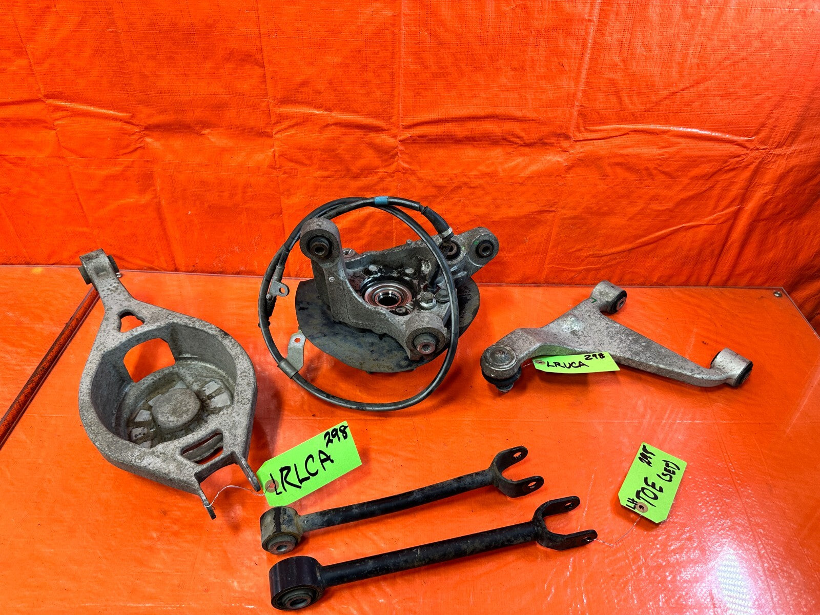 03 07 INFINITI G35 COUPE   LEFT REAR SPINDLE KNUCKLE HUB W/ ALL CONTROL ARMS 29811