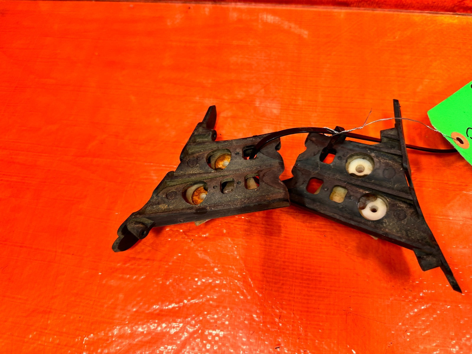 90 91 HONDA CIVIC HATCHBACK   LEFT AND RIGHT REAR BUMPER BRACKETS RETAINERS CLIP4