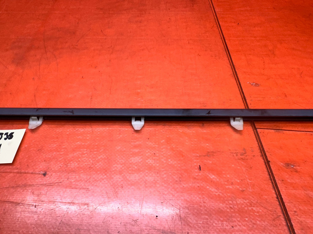 97 01 HONDA PRELUDE 2.2L PASSENGER RIGHT DOOR WINDOW GLASS TRIM MOLDING OEM #3355