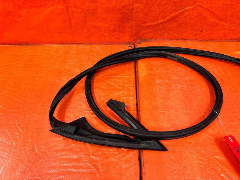 10 16 HYUNDAI GENESIS COUPE RIGHT LOWER DOOR WEATHER STRIP RUBBER SEAL 3025