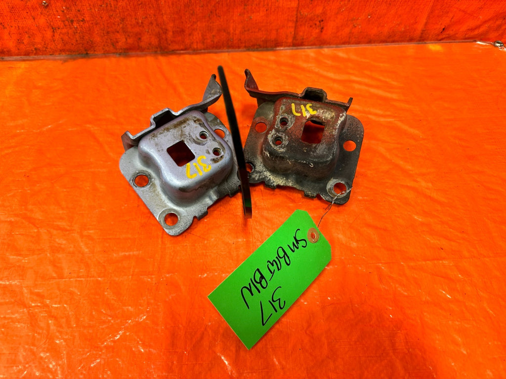 90 91 HONDA CIVIC HATCHBACK LEFT & RIGHT FRONT  METAL BUMPER BRACKETS   OEM 3174