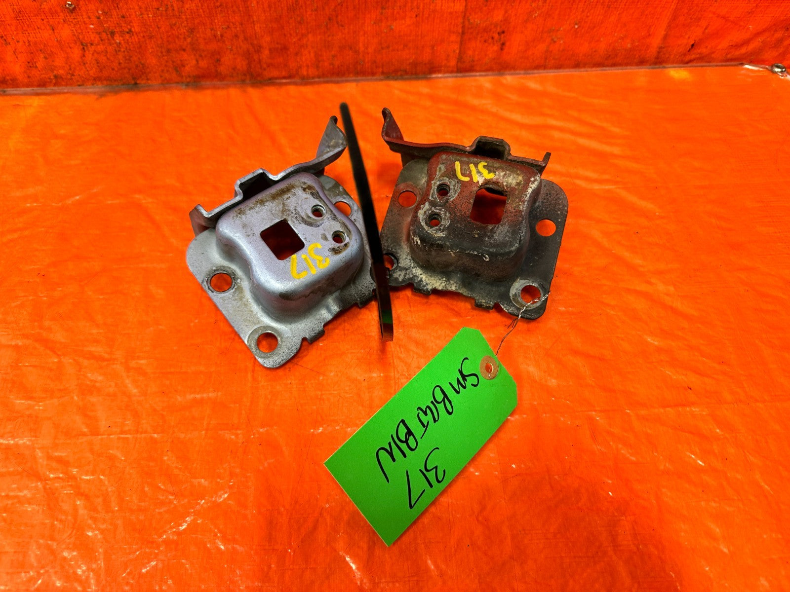 90 91 HONDA CIVIC HATCHBACK LEFT & RIGHT FRONT  METAL BUMPER BRACKETS   OEM 3174