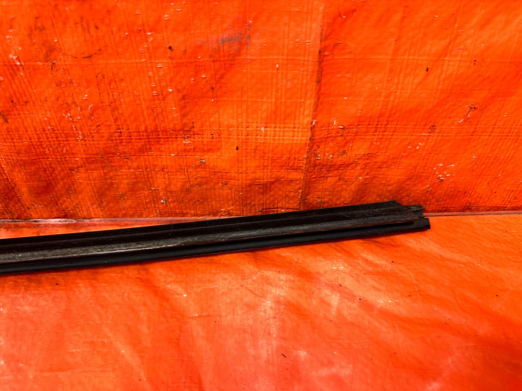 04 11 MAZDA RX8 RX 8   DRIVER LEFT EXTERIOR WINDOW GLASS TRIM   OEM FACTORY #3039