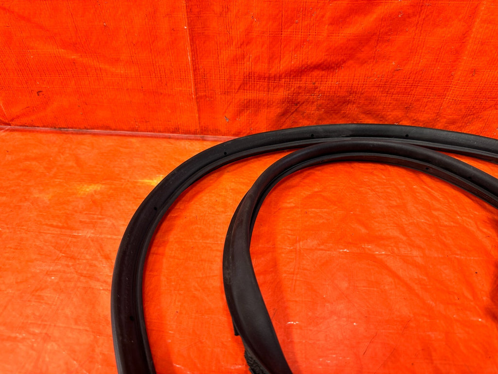 13 20 SUBARU BRZ   PASSENGER RIGHT DOOR LOWER WEATHER STRIP RUBBER SEAL OEM 2923