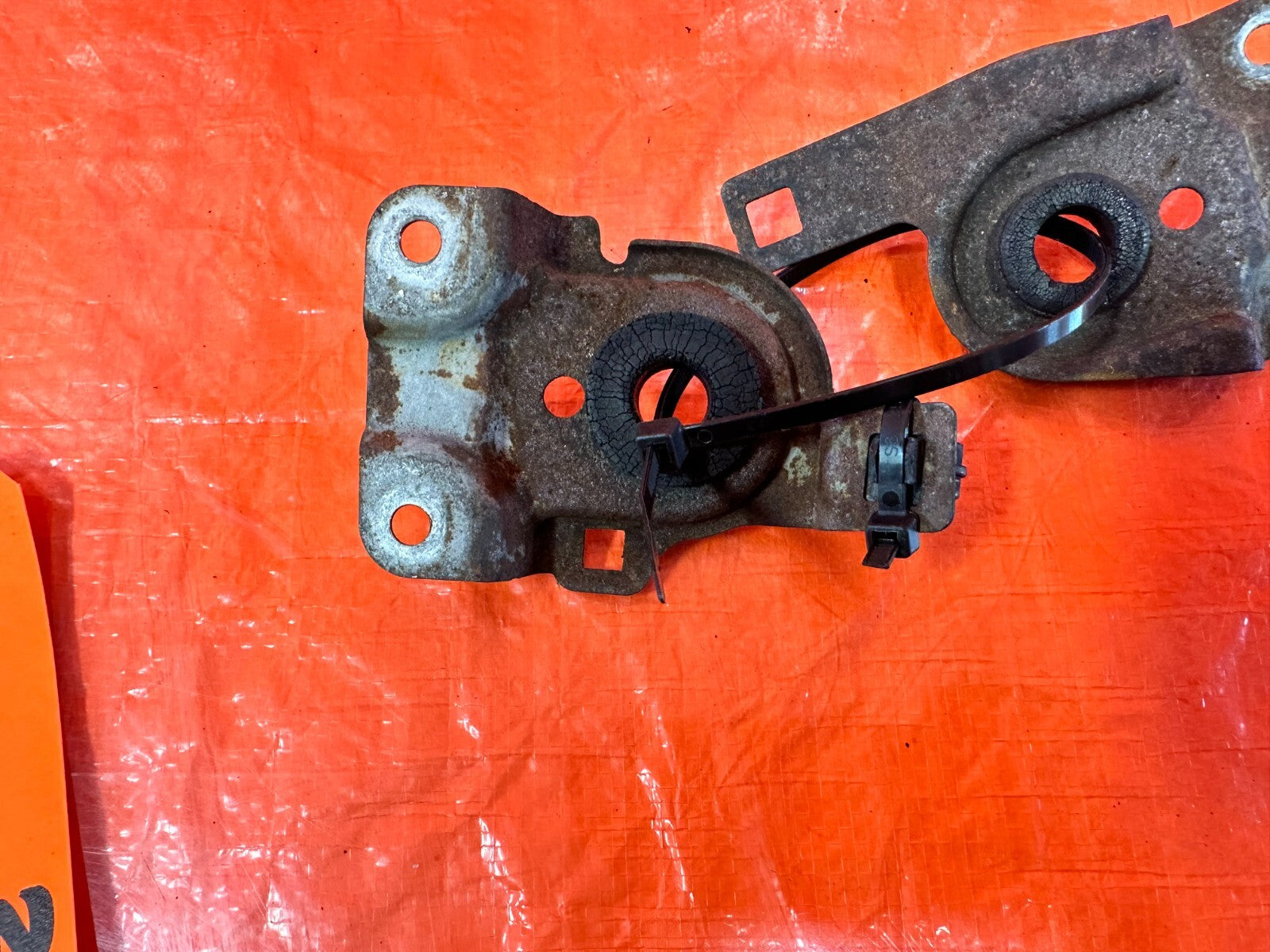 92 96 HONDA PRELUDE   RADIATOR BRACKETS   LEFT AND RIGHT   OEM FACTORY #2736