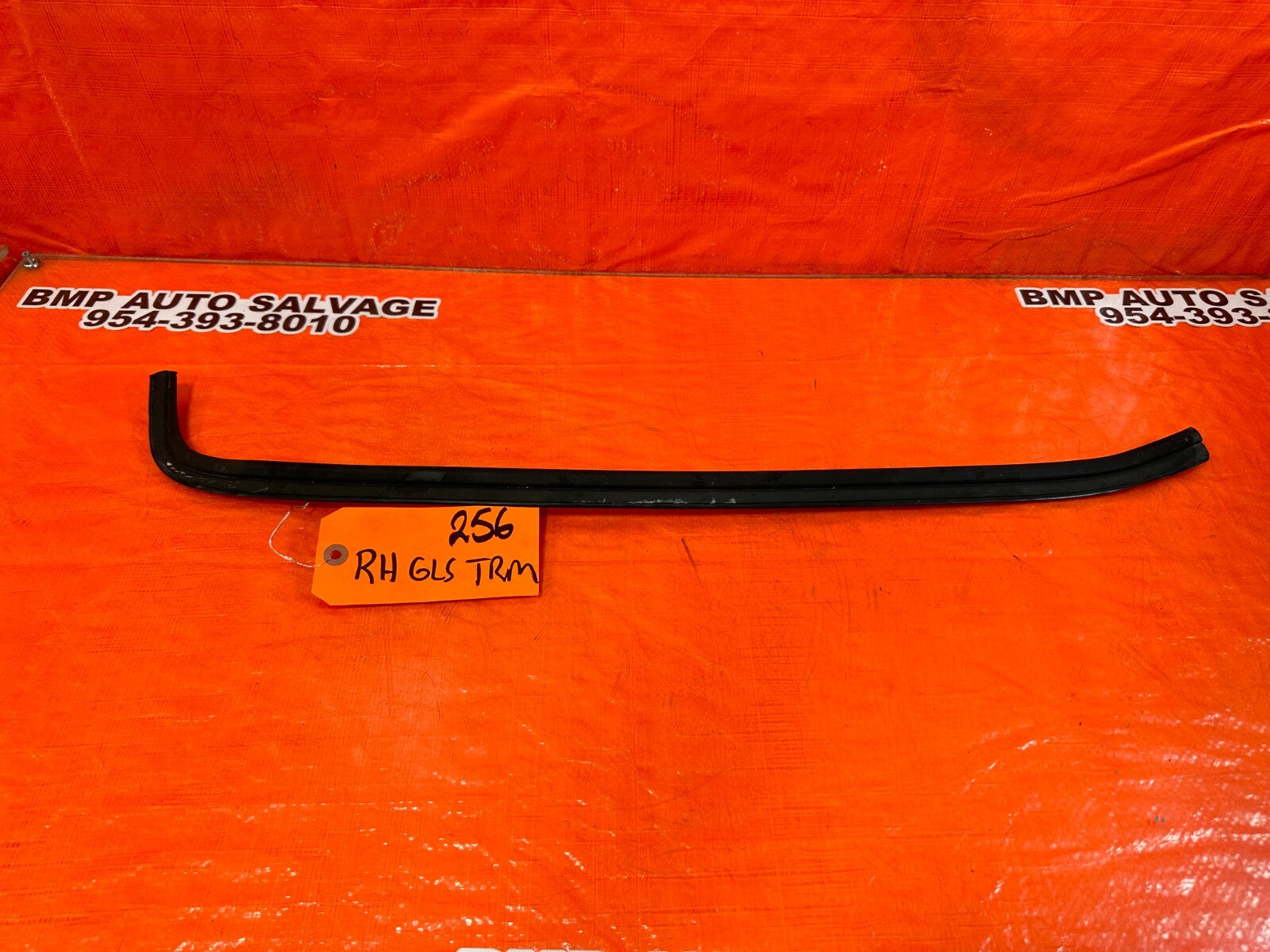 93 97 HONDA DEL SOL   PASSENGER RIGHT WINDSHIELD TRIM   OEM FACTORY #2560