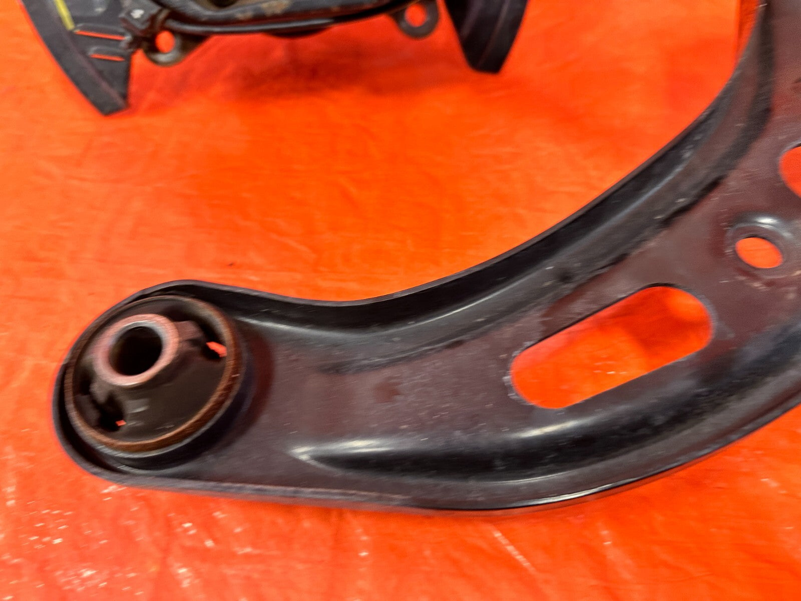 13 24 SUBARU BRZ   DRIVER LEFT FRONT SPINDLE KNUCKLE HUB & LOWER ARM OEM 2928