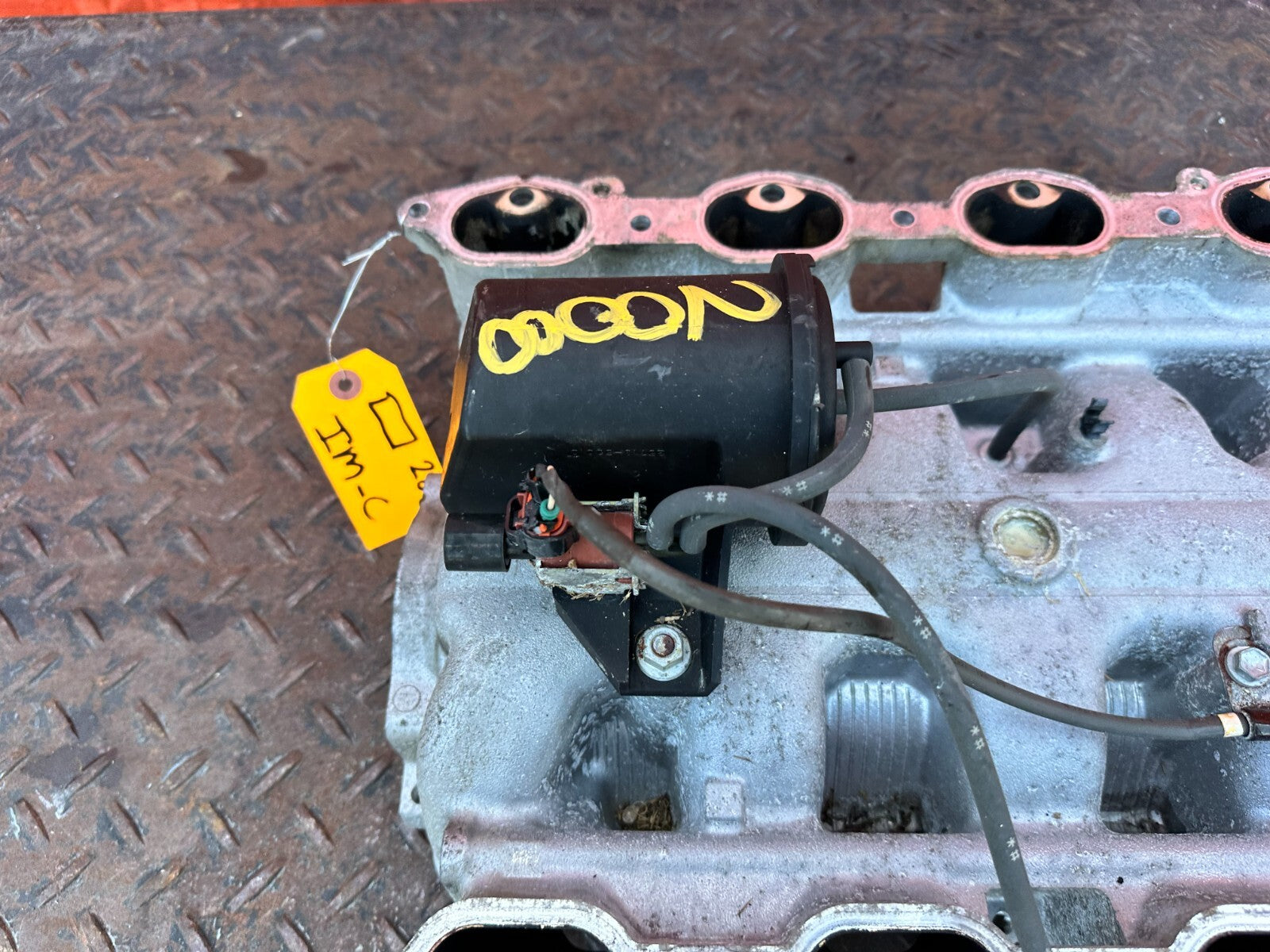02 10 LEXUS SC430   ATTACHES TO CYLINDER HEAD PORTION   INTAKE MANIFOLD OEM 2889