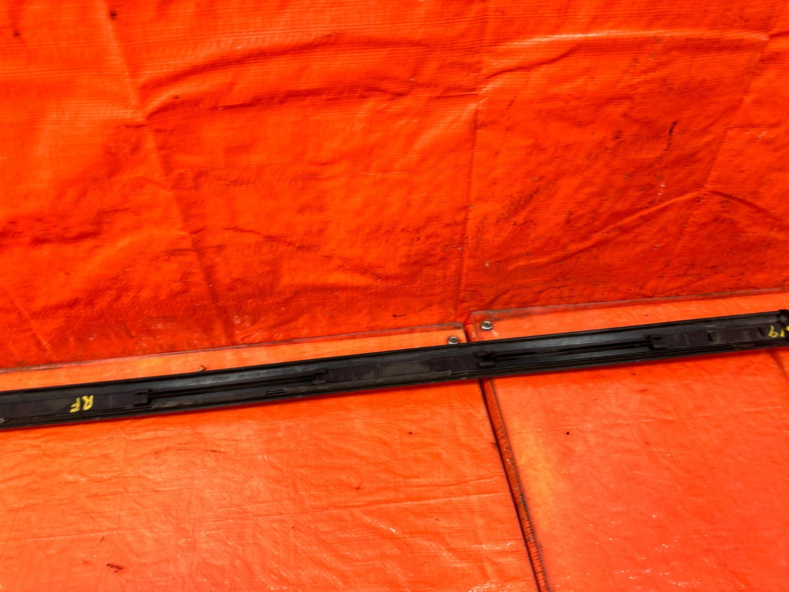 96 00 HONDA CIVIC COUPE   PASSENGER RIGHT DOOR MOLDING TRIM   RED   OEM 3198