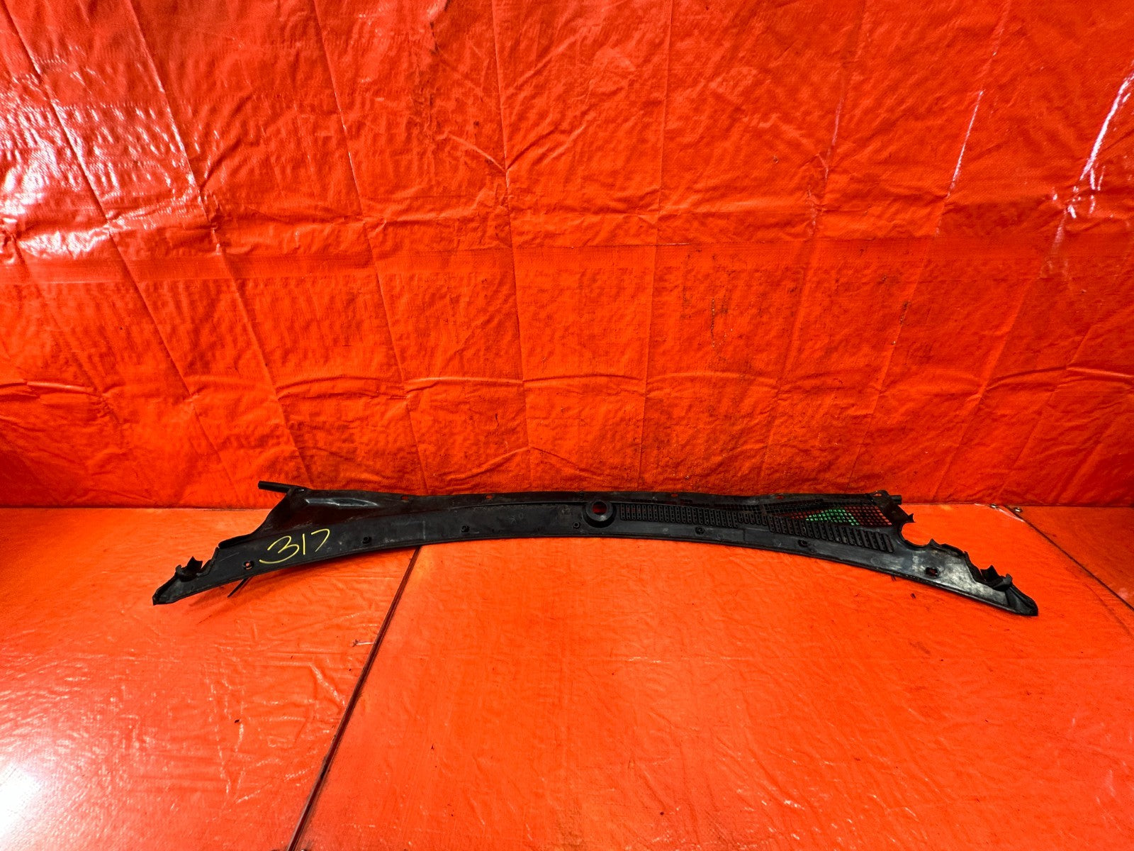 90 91 HONDA CIVIC HATCHBACK   WINDSHIELD WIPER COWL TRIM PLASTIC   OEM 3179