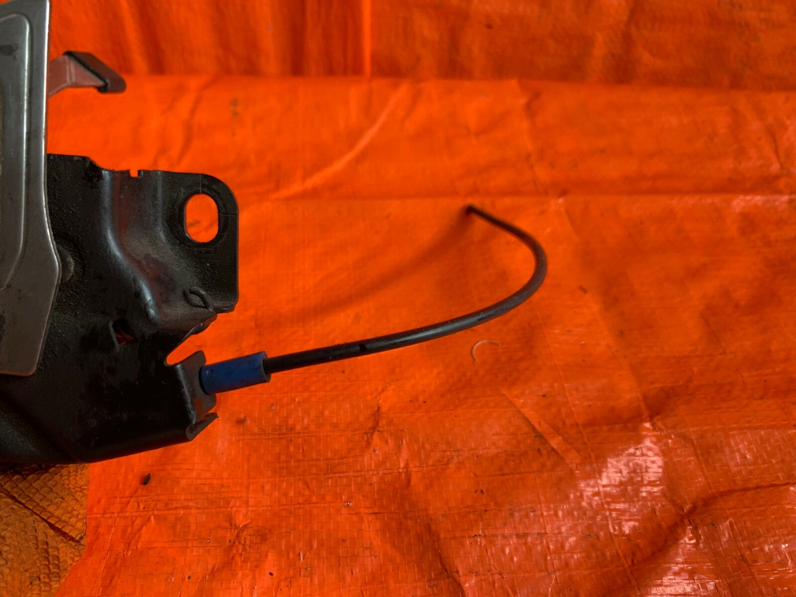 2004 04 HONDA CR V CRV 4WD   FRONT EXTERIOR HOOD LATCH5