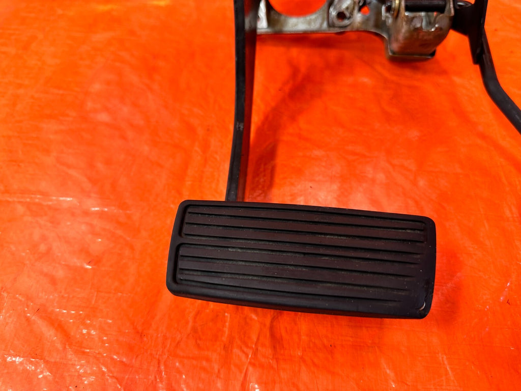 94 01 ACURA INTEGRA   AUTOMATIC TRANSMISSION MODEL   GAS AND BRAKE PEDAL OEM 2813