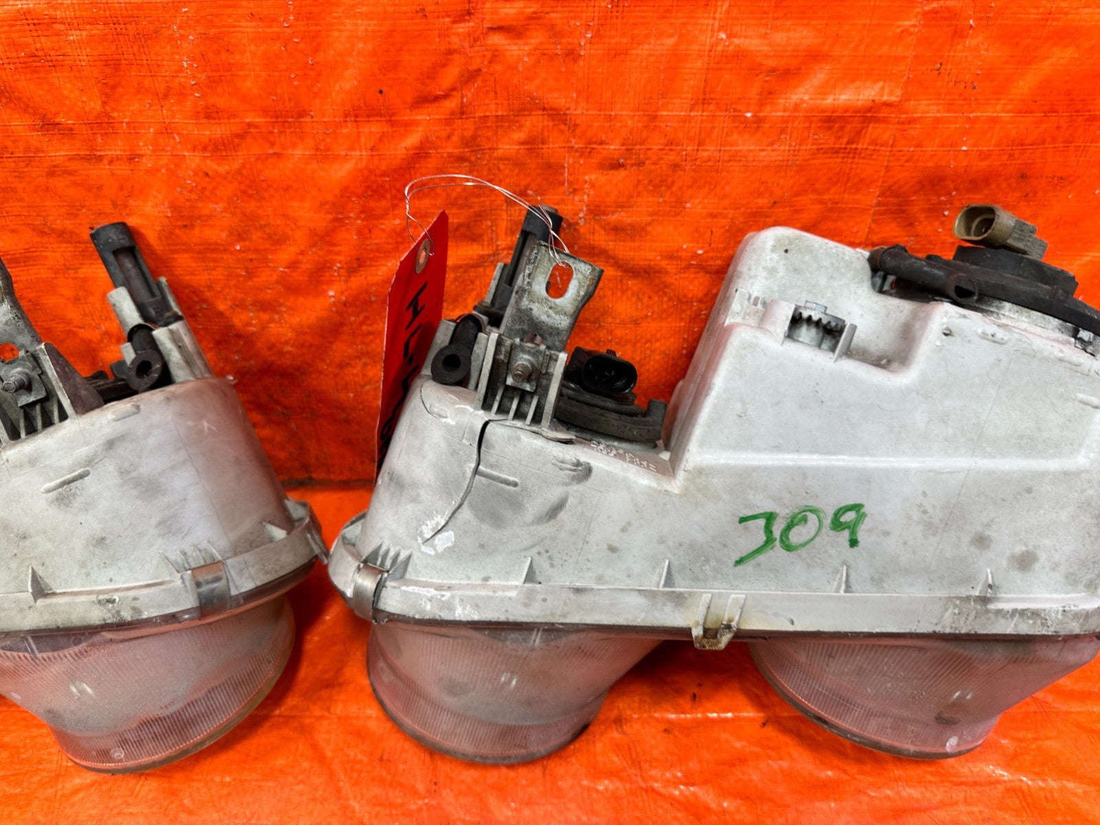 94 97 ACURA INTEGRA HEADLIGHTS HEADLAMPS   LEFT AND RIGHT HEADLIGHT SET OEM 30917