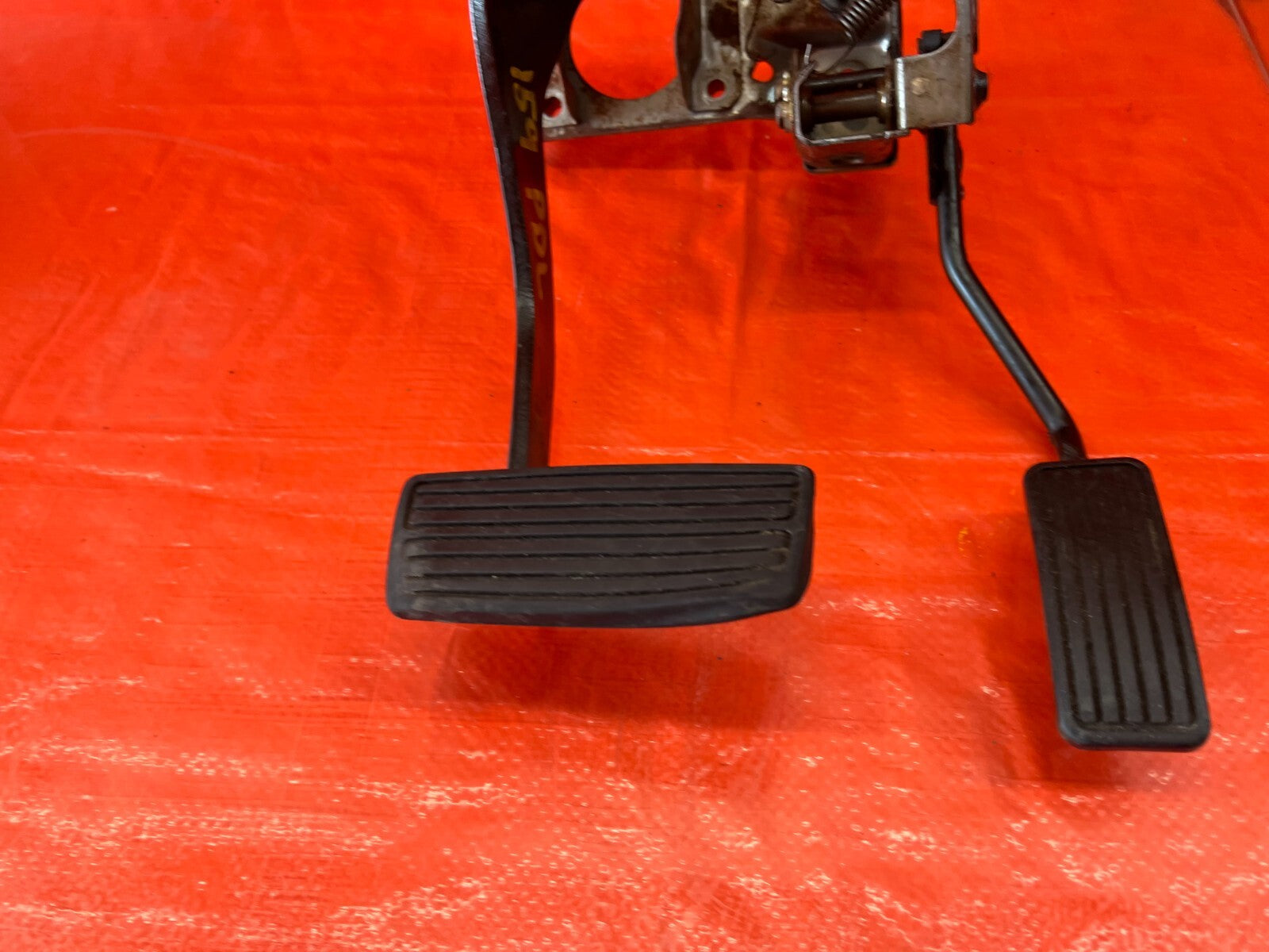 94 01 ACURA INTEGRA   AUTOMATIC TRANSMISSION MODEL   GAS AND BRAKE PEDAL OEM 1594