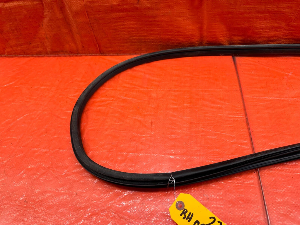 09 15 INFINITI G37 CONVERTIBLE RIGHT CHASSIS TO DOOR OPEN TRIM RUBBER STRIP #2324