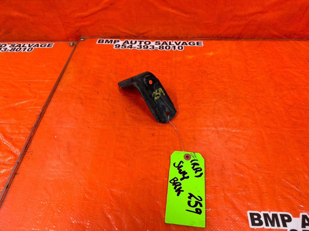 97 01 HONDA PRELUDE   SWAY BAR MOUNTING BRACKET   PASSENGER RIGHT SIDE OEM #2590