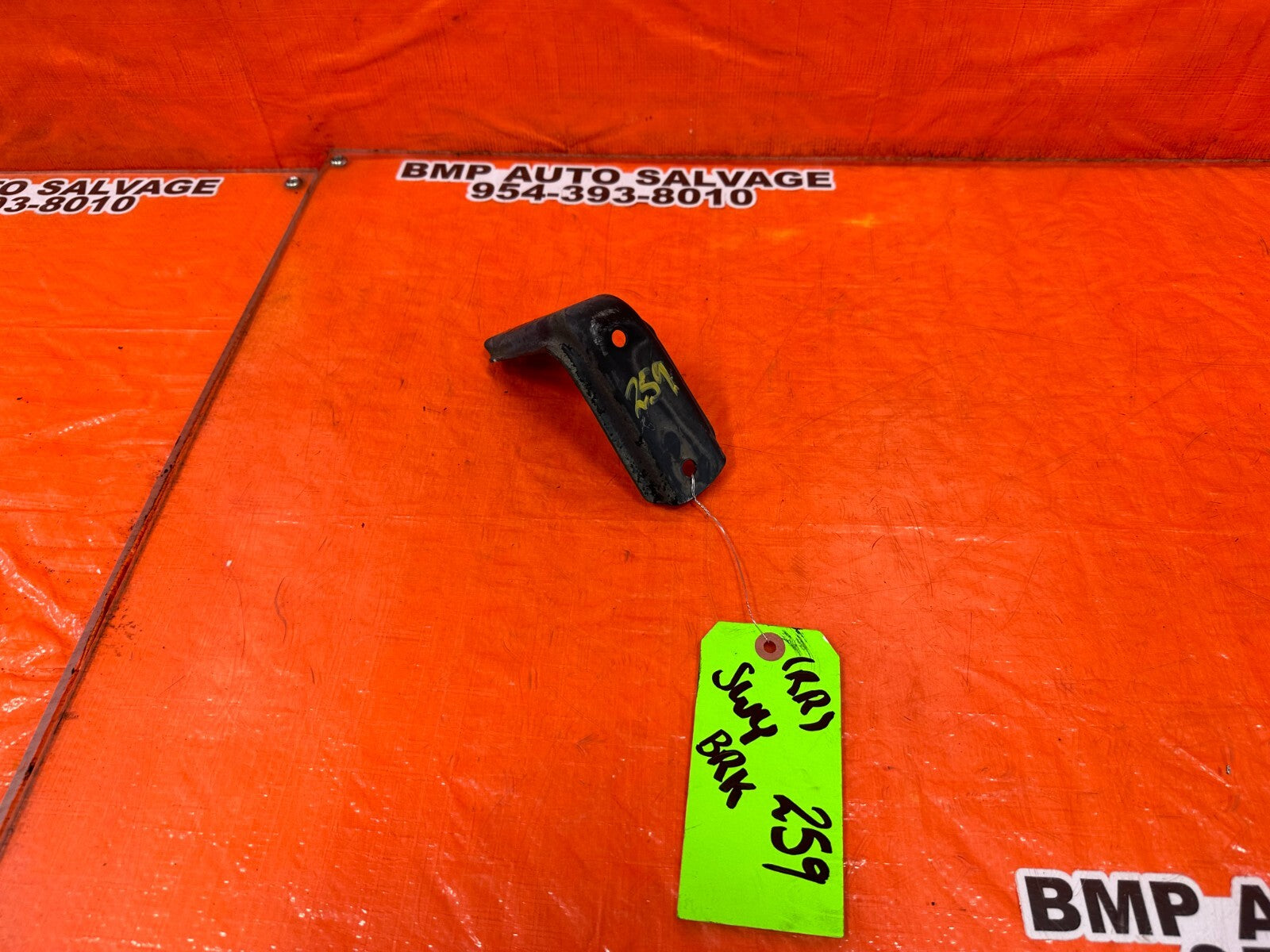 97 01 HONDA PRELUDE   SWAY BAR MOUNTING BRACKET   PASSENGER RIGHT SIDE OEM #2590