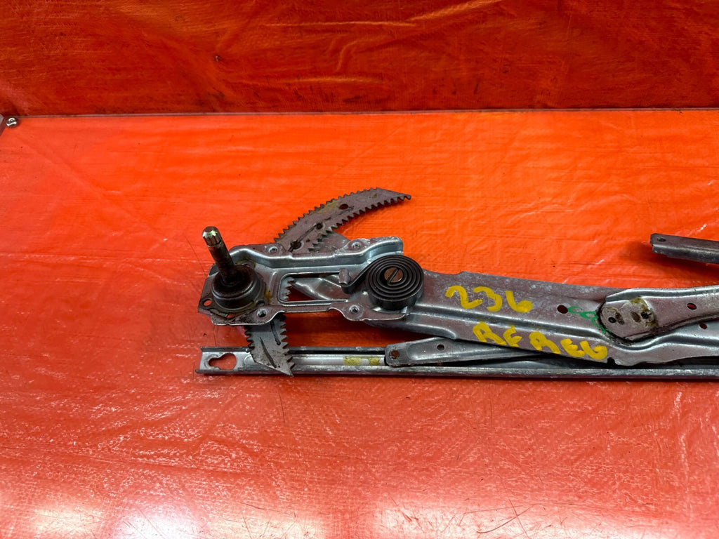 92 95 HONDA CIVIC DX COUPE HATCH RIGHT FRONT NON POWER WINDOW REGULATOR OEM 2363