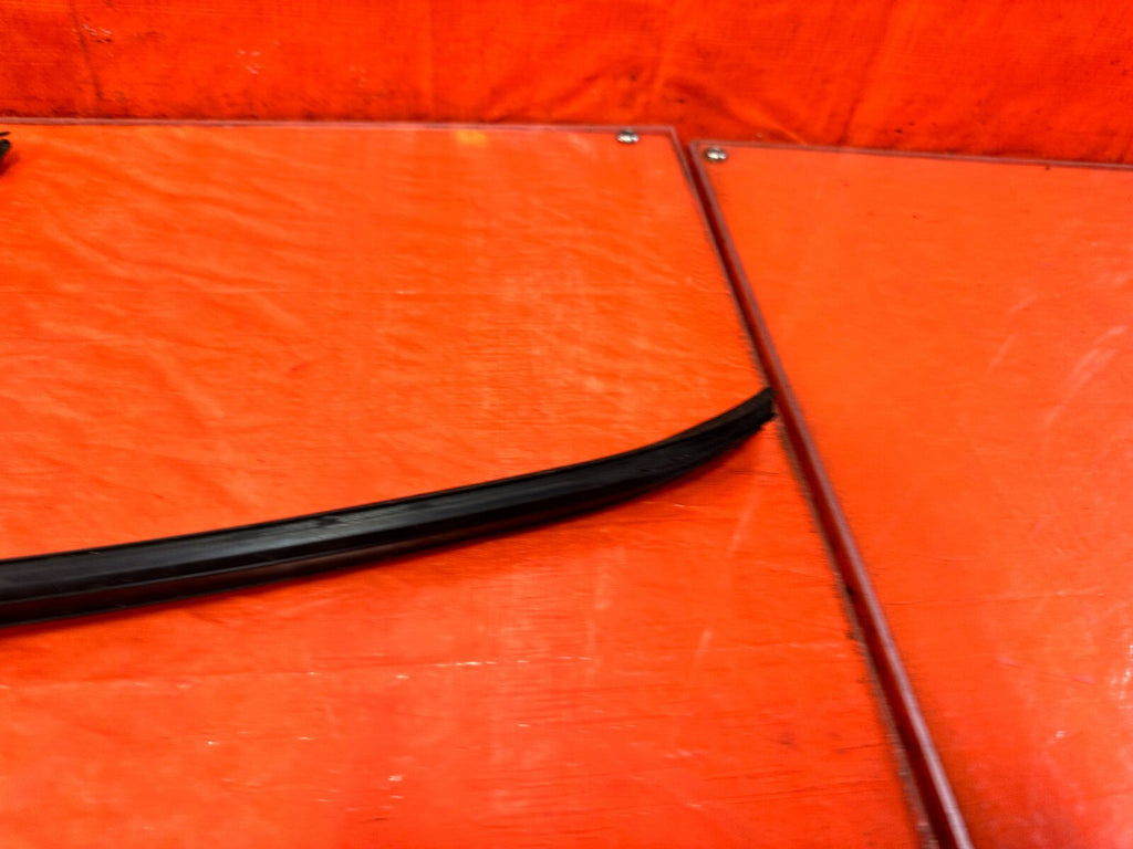 93 97 HONDA DEL SOL   PASSENGER RIGHT FRONT WINDOW GLASS RUN CHANNEL   OEM #2954