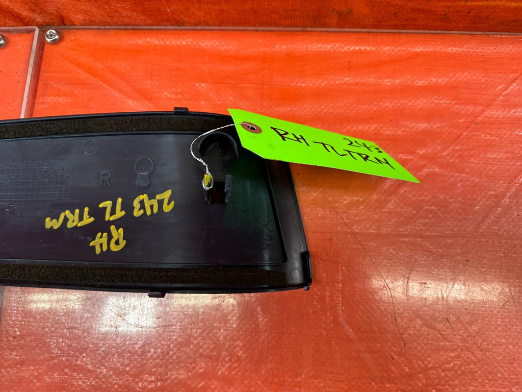 88 91 HONDA CRX DX HF   PASSENGER RIGHT TAIL LIGHT LAMP COVER TRIM   OEM #2435