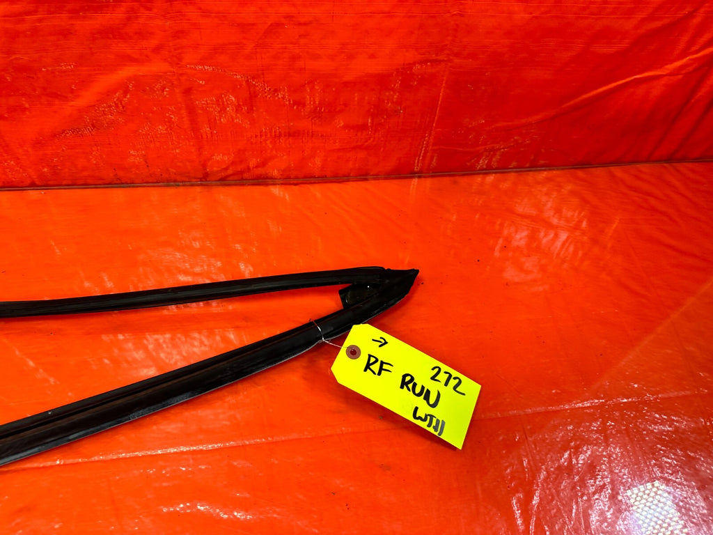 93 97 HONDA DEL SOL   PASSENGER RIGHT FRONT WINDOW GLASS RUN CHANNEL   OEM #2722