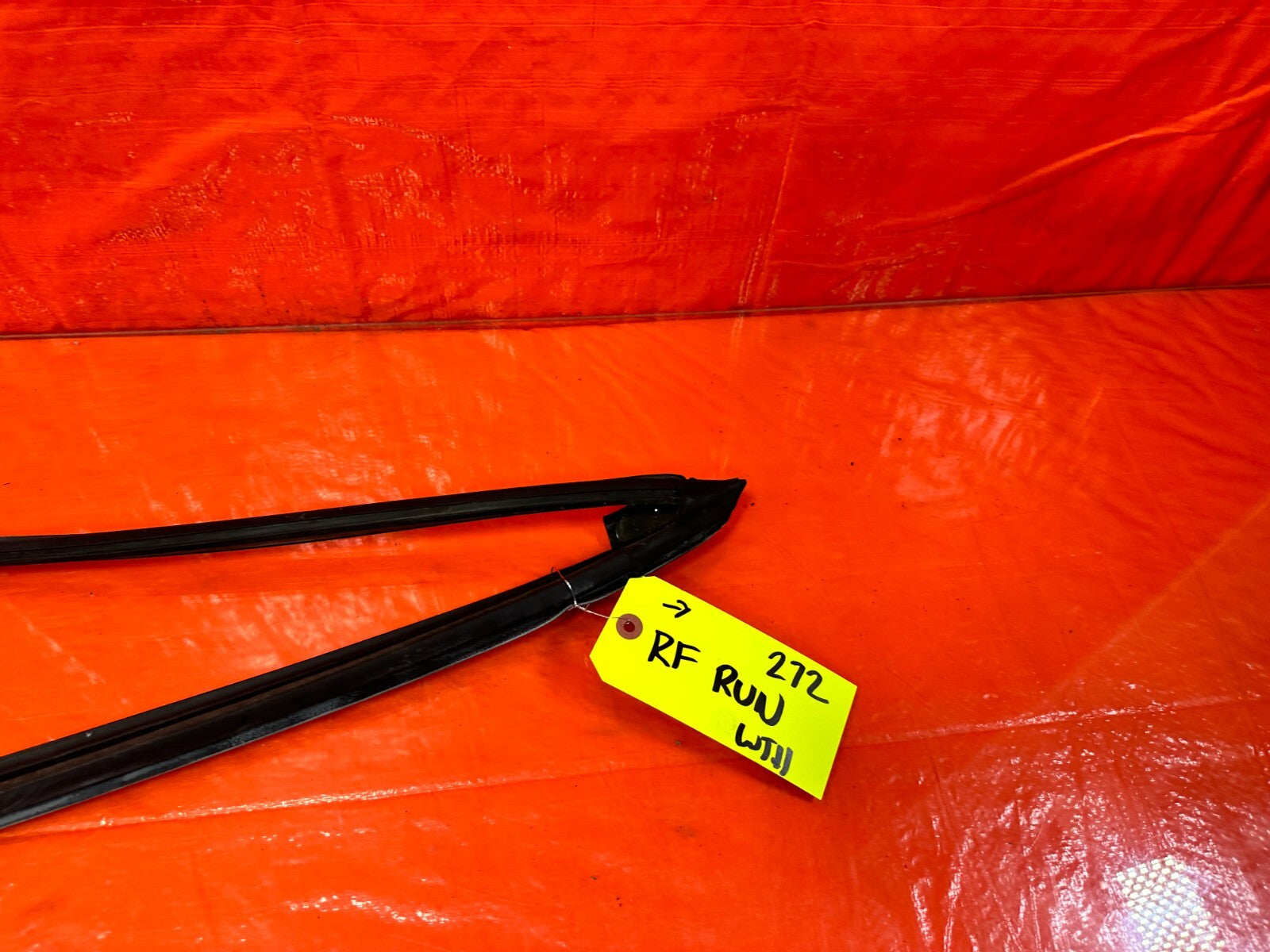 93 97 HONDA DEL SOL   PASSENGER RIGHT FRONT WINDOW GLASS RUN CHANNEL   OEM #2722