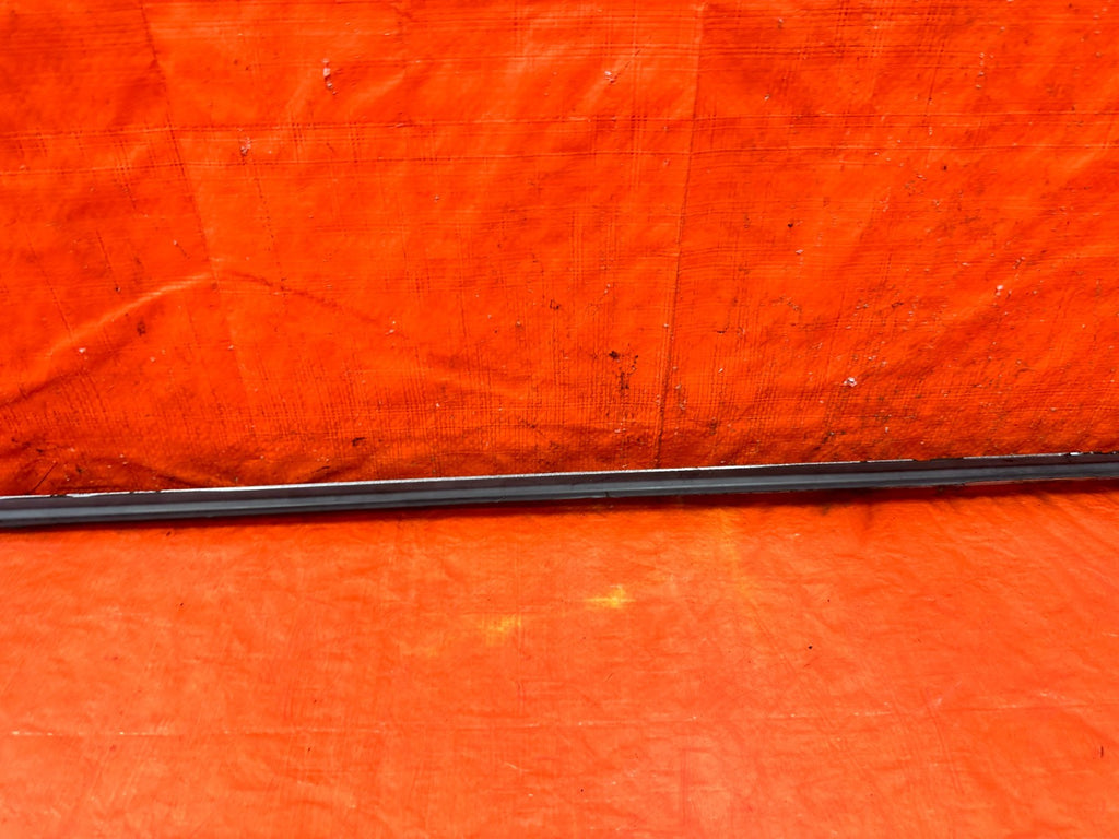 06 11 CIVIC 4D SEDAN   DRIVER LEFT FRONT GLASS TRIM DRIP RETAINER   OEM 3073
