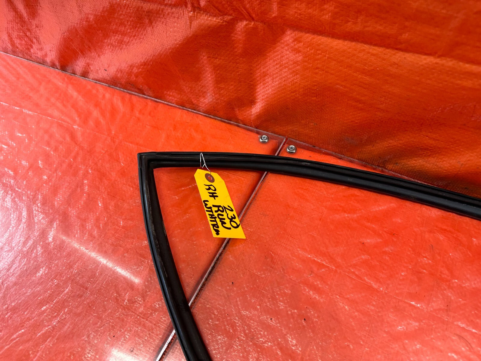 02 05 HONDA CIVIC SI EP3   PASSENGER RIGHT DOOR WINDOW GLASS RUN CHANNEL OEM 2307